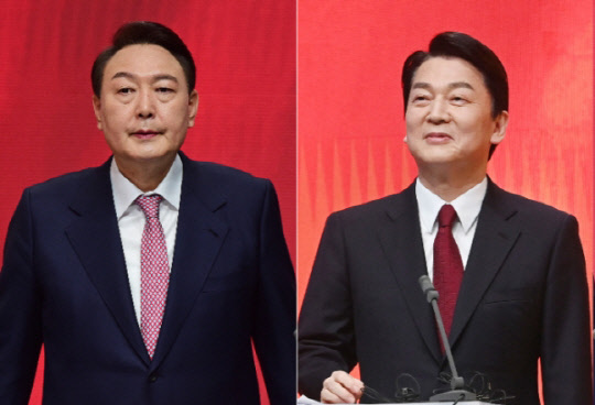 윤석열(왼쪽) 국민의힘 대선 후보와 안철수 국민의당 대선 후보. <국회사진공동취재단>